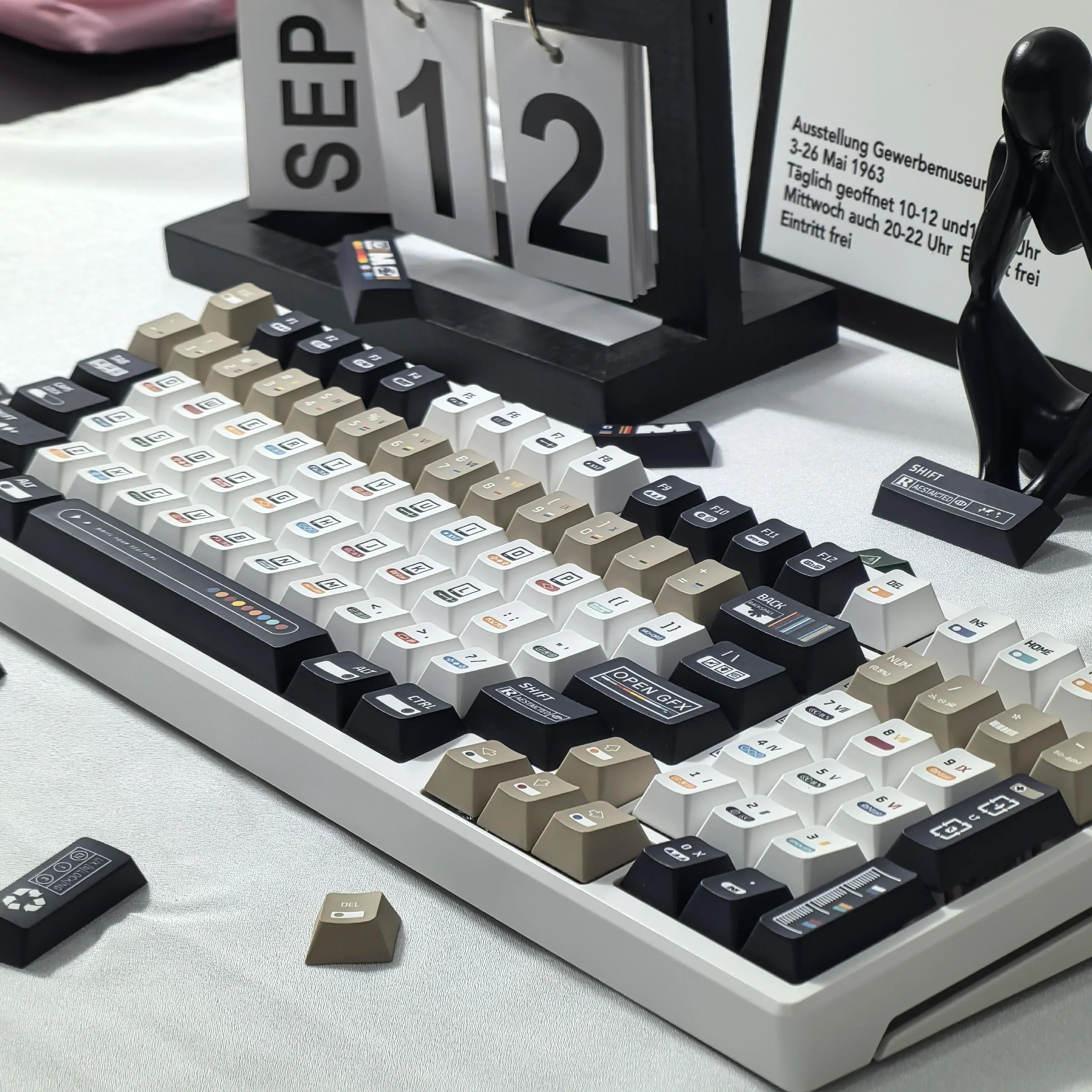 Korean Keycaps Maximalism Theme Keycap 135Keys Cherry Pbt Russian English Retro Keycap Black White Design  “L ”Shape Enter Key